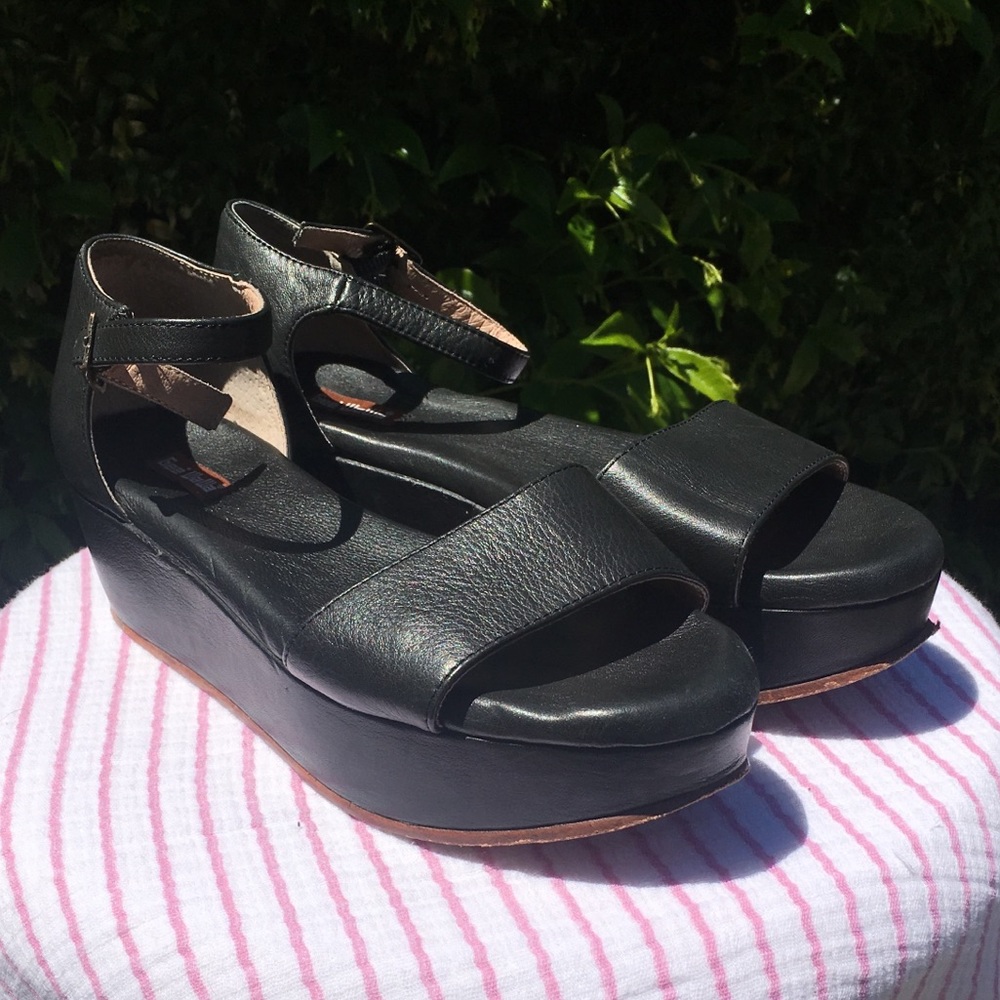Gee Wawa Black Platform Sandal